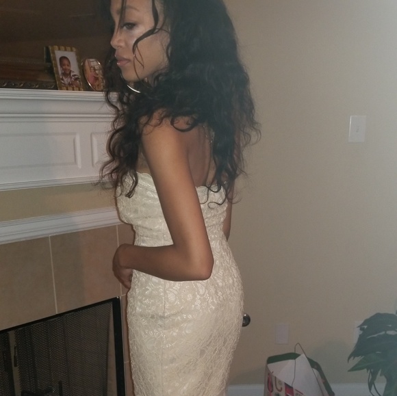 Cream lace overlay dress - Picture 3 of 4